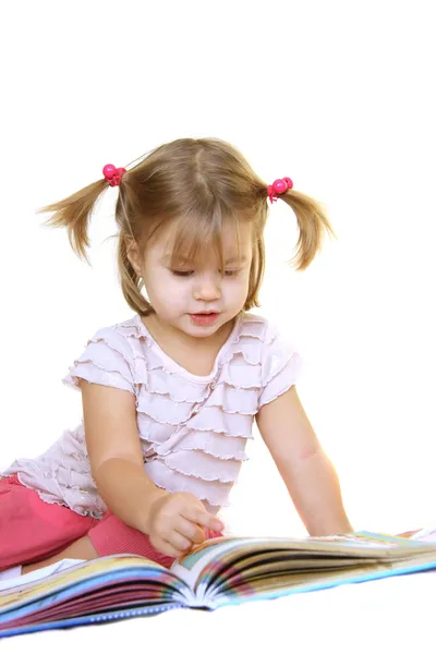Kitap okuyan sevimli küçük bir kız. Telifsiz Stok Fotoğraflar