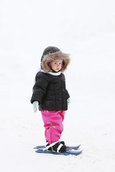 Sevimli küçük kız kayaklar üzerinde Stok Fotoğraf