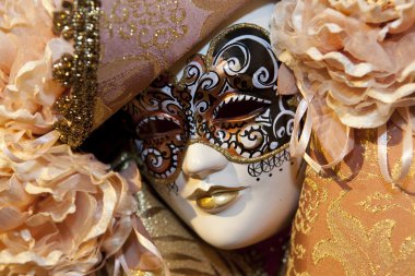 renkli maskeden tipik Venedik Karnavalı