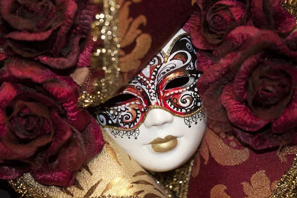 Fotografie typické karnevalové masky v Benátkách — Stock fotografie