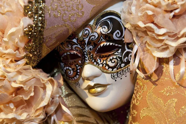 ヴェネツィアのカーニバルから典型的なカラフルなマスク ロイヤリティフリーのストック画像