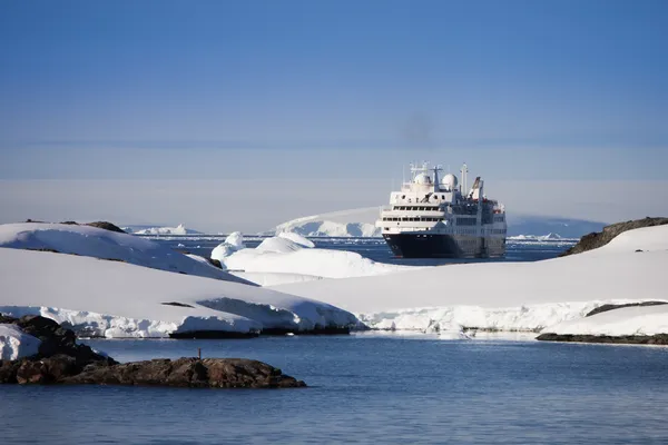 Navio de cruzeiro na Antártica — Fotografia de Stock