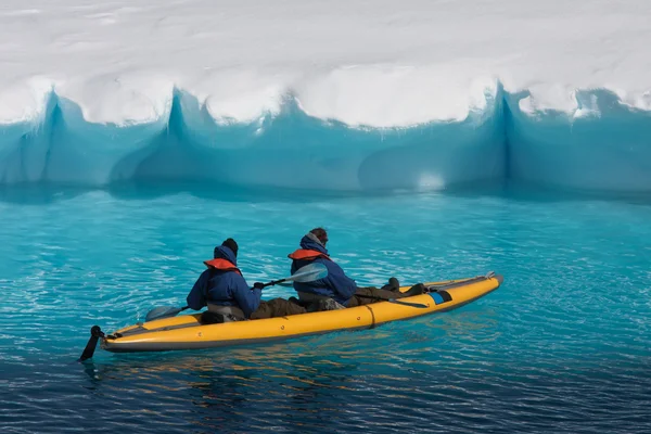 Dois homens numa canoa — Fotografia de Stock