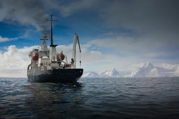 Velká loď v Antarktidě — Stock fotografie