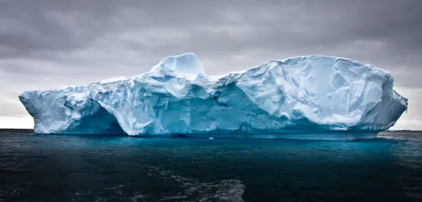 Антарктичний айсберг — стокове фото