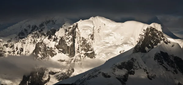 Montañas cubiertas de nieve —  Fotos de Stock