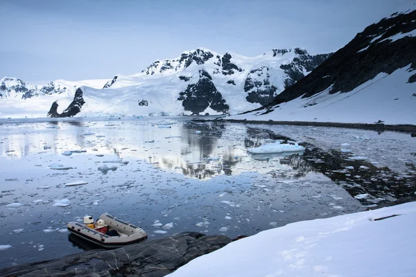 Човен в Антарктиді — стокове фото