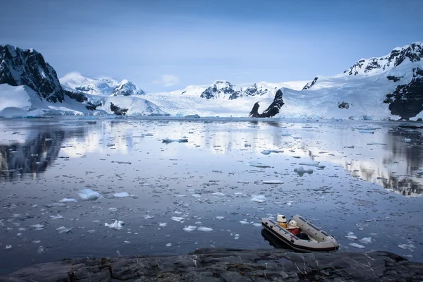 Лодка в Антарктиде — стоковое фото