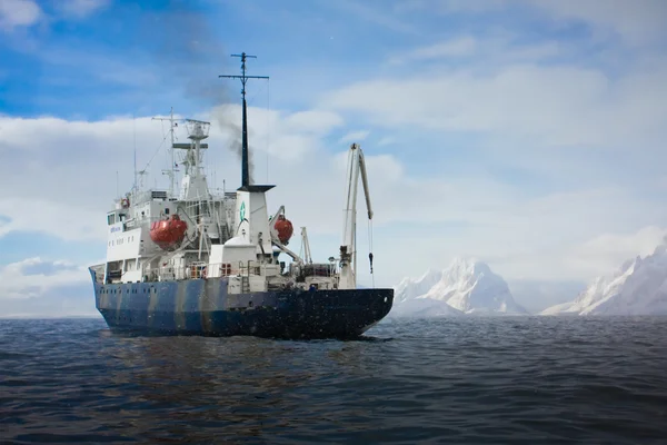 Navio grande na Antártida — Fotografia de Stock