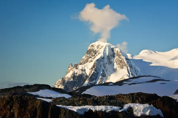 Montañas cubiertas de nieve — Foto de Stock