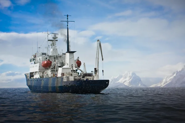 Großes Schiff in der Antarktis — Stockfoto