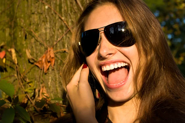 Piękna dziewczyna mówi na telefon komórkowy — Zdjęcie stockowe