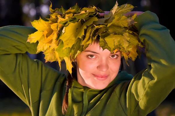 Meisje in krans van bladeren — Stockfoto