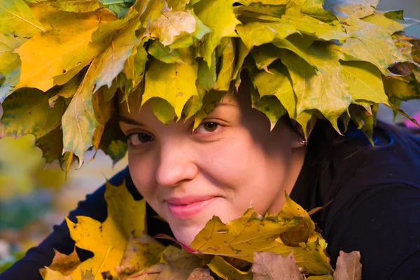 Lány a koszorú, a levelek — Stock Fotó