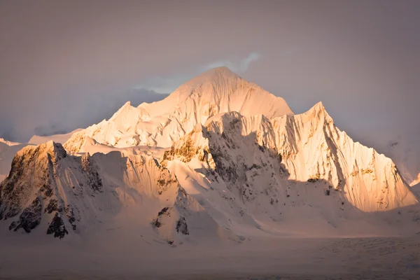 Красиві засніжені гори — стокове фото