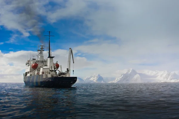 Большой корабль в Антарктиде — стоковое фото