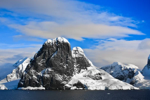 만조 때의 눈덮인 산들 — 스톡 사진