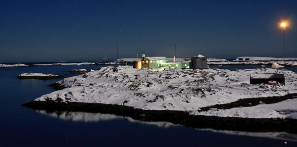 Прекрасная ночь в Антарктиде — стоковое фото