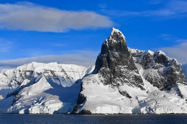 南極の雪に覆われた山々 ロイヤリティフリーのストック画像