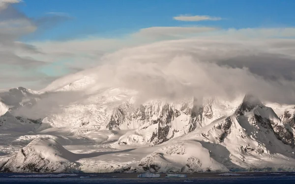 Hermosas montañas cubiertas de nieve Fotos De Stock