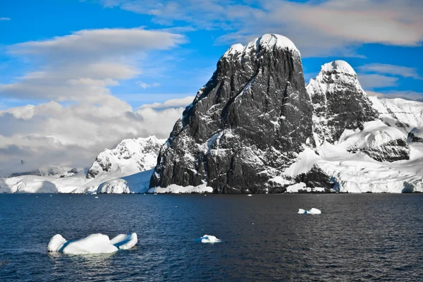 Montañas nevadas en la Antártida — Foto de Stock