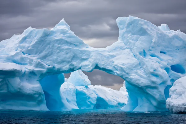 Enorme iceberg en la Antártida — Foto de Stock