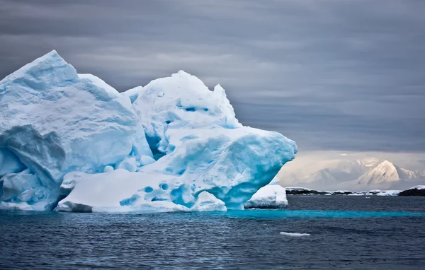 Enorma isberg i Antarktis — Stockfoto