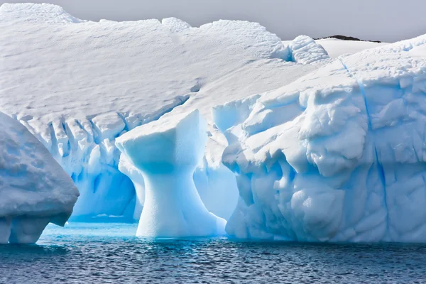 巨大な南極の氷山 ストック写真