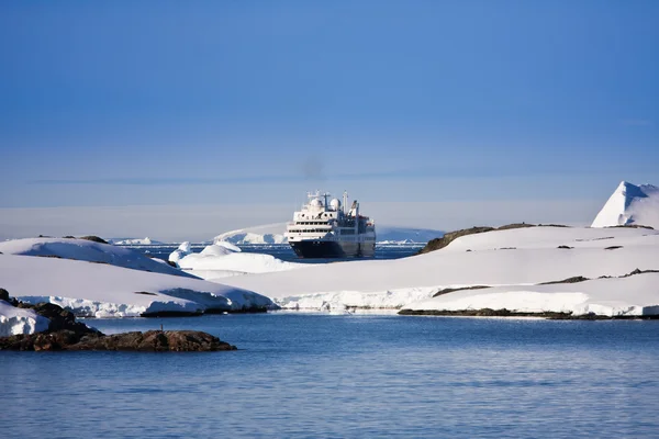 Navio de cruzeiro na Antártica — Fotografia de Stock
