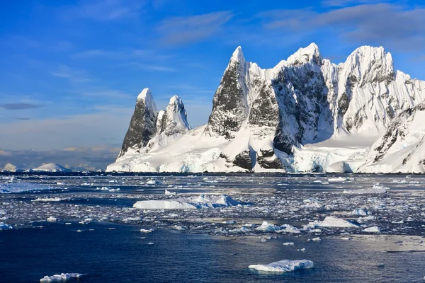 Montagnes enneigées dans l'antarctique — Photo