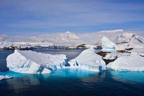 Riesiger Eisberg in der Antarktis — Stockfoto