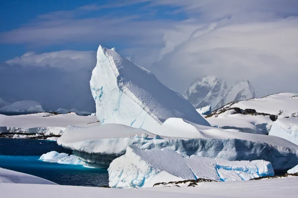 Τεράστια παγόβουνου στην Ανταρκτική — Φωτογραφία Αρχείου