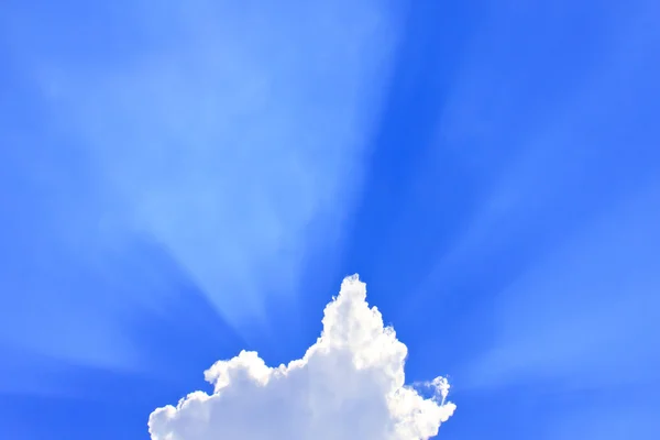 Wolken met stralen — Stockfoto