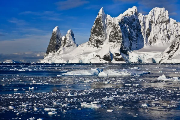 Montanhas cobertas de neve na Antártica — Fotografia de Stock