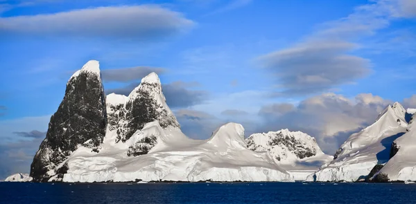 Montanhas cobertas de neve na Antártica — Fotografia de Stock