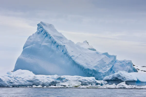 Reusachtige ijsberg in antarctica — Stockfoto