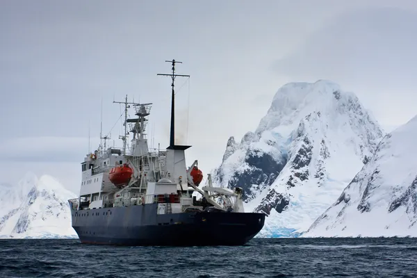 Gran barco en la Antártida —  Fotos de Stock