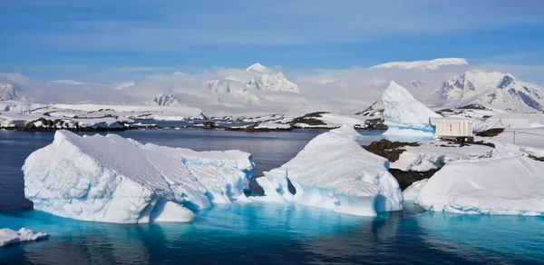 Reusachtige ijsberg in antarctica — Stockfoto