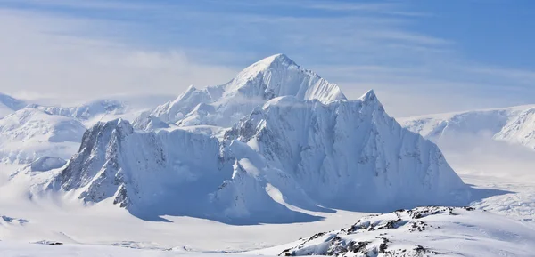Karla kaplı dağlar — Stok fotoğraf