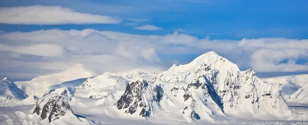 Schneebedeckte Berge in der Antarktis — Stockfoto