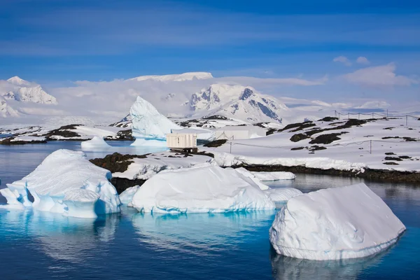 Góry pokryte śniegiem na Antarktydzie — Zdjęcie stockowe