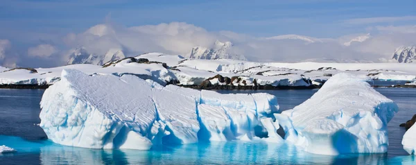 Zasněžené hory v antarktické oblasti — Stock fotografie