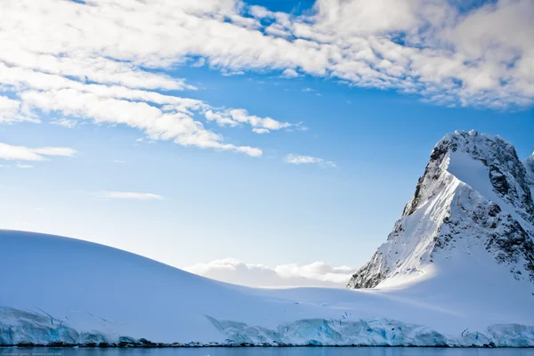 Hermosas montañas cubiertas de nieve —  Fotos de Stock