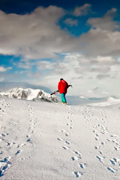 Člověk vyleze na sněhu svah — Stock fotografie