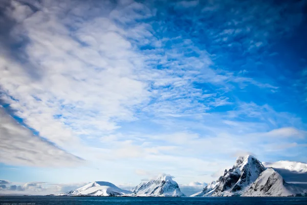 南極の雪に覆われた山々 ストックフォト