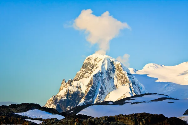 Karla kaplı dağlar — Stok fotoğraf