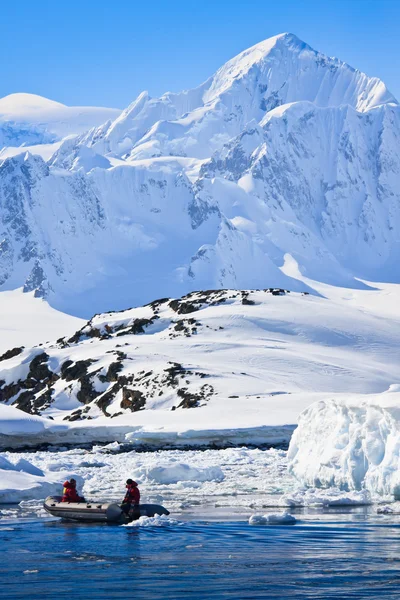 Dwóch Mężczyzn Łodzi Rybackich Antarktyda — Zdjęcie stockowe