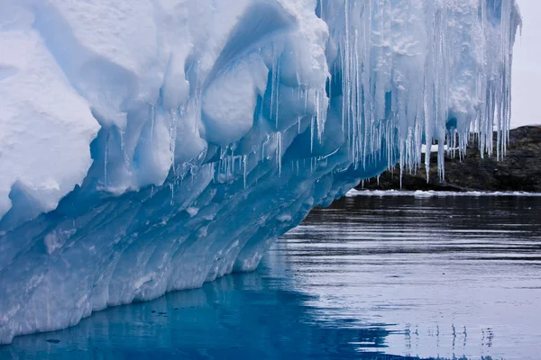 Reflejo Del Glaciar Antártico Con Carámbanos — Foto de Stock