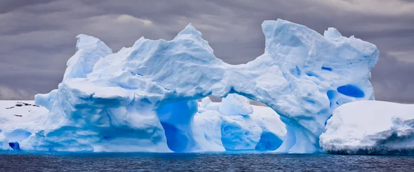 Enorme Iceberg Antártida Cielo Oscuro —  Fotos de Stock