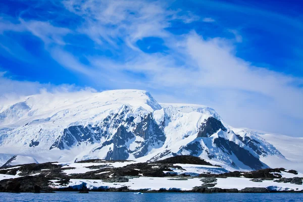Заснеженные Горы Фоне Голубого Неба — стоковое фото